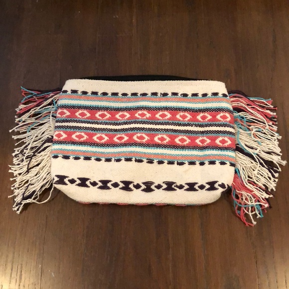 “LOVE” toiletry bag with fringe - Picture 2 of 3